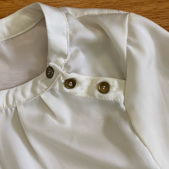 Covington short sleeve blouse Women’s Medium Cream- 2 Minor Spots Shown in pics - Picture 4 of 7